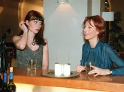 MDR Fernsehen IN ALLER FREUNDSCHAFT FOLGE 77, "Das Versprechen", am Mittwoch (23.05.12) um 12:30 Uhr. Pia Heilmann (Hendrikje Fitz, re.) trifft sich mit einer Freundin.