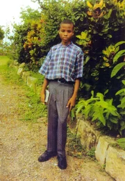 Zwei Afroamerikaner, John Allen Muhammad, ein 42-jähriger Golfkriegs-Veteran und sein Stiefsohn John Lee Malve (Foto), 17 Jahre alt, wurden als jene Heckenschützen angeklagt, die über drei Wochen ganz Amerika terrorisiert hatten. Die Polizei beschlagnahmte ein Gewehr, mit dem der mutmaßliche Mörder zehn Menschen erschossen hatte. Drei weitere wurden schwer verletzt. Zwei Afroamerikaner, John Allen Muhammad, ein 42-jähriger Golfkriegs-Veteran und sein Stiefsohn John Lee Malve (Foto), 17 Jahre alt, wurden als jene Heckenschützen angeklagt, die über drei Wochen ganz Amerika terrorisiert hatten. Die Polizei beschlagnahmte ein Gewehr, mit dem der mutmaßliche Mörder zehn Menschen erschossen hatte. Drei weitere wurden schwer verletzt.