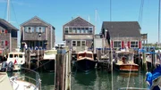Fiona und Morgan Fines aus Connecticut haben viele Sommer auf Nantucket, vor der Nordost-K&uuml;ste der Vereinigten Staaten verbracht und m&ouml;chten jetzt mit ihren beiden T&ouml;chtern und zwei gro&szlig;en Neufundl&auml;ndern ganz auf ihre Trauminsel ziehen. Hier gibt es unber&uuml;hrte Natur und wundervolle Sandstr&auml;nde, aber auch eine idyllische Inselhauptstadt mit schicken Boutiquen und Restaurants. Ihr zuk&uuml;nftiges Eigenheim soll fu&szlig;l&auml;ufig zum Strand liegen, drei Schlafzimmer und zwei B&auml;der haben, riesige Fensterfronten, einen gro&szlig;en, umz&auml;unten Garten, in dem sich die Hunde austoben k&ouml;nnen, und einen sch&ouml;nen Au&szlig;enbereich mit Grillplatz. Ihr Budget liegt bei einer Million Dollar