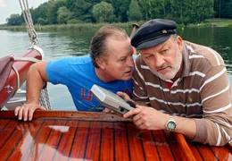 hr-fernsehen IM BESTEN ALTER, Spielfilm, Deutschland 2011, Regie: Felicitas Darschin, am Samstag (30.04.11) um 20:15 Uhr. M&auml;nner und Technik: Die Hobby-Segler Klaus (Paul Fa&szlig;nacht, li.) und Fred (Leonard Lansink) schlagen sich auf ihrem Boot mit einem Empfangsger&auml;t herum.
