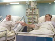 Letztendlich s&ouml;hnen sich die Br&uuml;der aus und Konrad Fuchs (Gerd Udo Feller, rechts) spendet seinem Bruder Henning (Wilfried Dziallas) einen Teil seiner Leber.