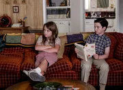 Missy (Raegan Revord, l.); Sheldon (Iain Armitage, r.)