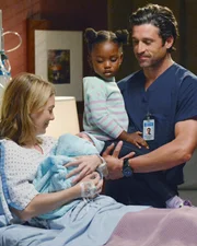Meredith (Ellen Pompeo, l.) kann ihr Muttergl&uuml;ck kaum fassen, nachdem sie sich kurzerhand einem Kaiserschnitt unterziehen musste. Sie und Derek (Patrick Dempsey, r.) wollen ihr Baby Bailey nennen.