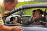 Uschi und Hubert sind froh, als der Polizist zu einem anderen Einsatz gerufen wird. Von links: Polizist (Christian), Uschi Guggenmoser (Silke Popp) und Hubert Kirchleitner (Bernhard Ulrich).