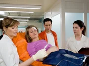Die allein erziehende Mutter Martha Weitz (Anja Stange,2.v.li.) wird von Dr. Brentano (Thomas Koch, 2.v.re.) mit einem Kn&ouml;chelbruch in die Klinik eingeliefert. Dr. Elena Eichhorn (Cheryl Shepard, re.) ist ihre behandelnde &Auml;rztin. Martha Weitz bittet Schwester Yvonne (Maren Gilzer, li.) ihren neunj&auml;hrigen Sohn Oskar zu informieren.