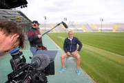 Jimmy Hartwig im 60er-Stadion bei den Dreharbeiten f&uuml;r Lebenslinien mit Claus Adam an der Tonangel und Moritz Kippart hinter der Kamera.