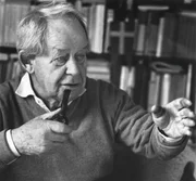 Bis zu seinem Tod am 17. Oktober 2008 blieb Siegfried Lenz ein Autor mit Haltung. Themen wie Pflicht und individuelle Verantwortung in autorit&auml;ren Systemen durchziehen seine Werke und verleihen ihnen angesichts heutiger politischer Konflikte neue Relevanz.