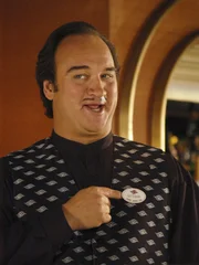 Um näher am Geschehen sein zu können, schnappt sich Jim (Jim Belushi) die erstbeste Rolle, die es beim Dreh des Werbesports noch zu vergeben gibt ... Um näher am Geschehen sein zu können, schnappt sich Jim (Jim Belushi) die erstbeste Rolle, die es beim Dreh des Werbesports noch zu vergeben gibt ...