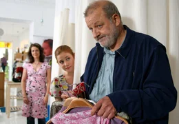 Fred (Leonard Lansink) ist mit der Kleiderauswahl f&uuml;r die schwangere Franziska (Josefine Preu&szlig;) leicht &uuml;berfordert.