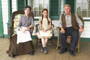 Anne Shirley (Ella Ballentine, M.) mit Marilla Cuthbert (Sara Botsford) und Matthew Cuthbert (Martin Sheen)