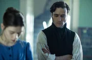 Flora (Eloise Smyth, l.) und Lord Daniel Hervey (Ed Stoppard, r.).