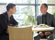 Alexander Weber (Heio von Stetten, re.) erkundigt sich bei Clemens Manthey (Max K&ouml;nig, li.), wie es in der Sachsenklinik und speziell mit Sarah Marquardt l&auml;uft. Clemens gibt seinem Chef zu verstehen, dass er sich der Situation gewachsen f&uuml;hlt.