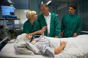 ARD/MDR IN ALLER FREUNDSCHAFT FOLGE 670, "Zwei Leben", am Dienstag (06.01.15) um 21:00 Uhr im ERSTEN. Anita Veit (Beate Furcht, liegend) hat die erste operable Notversorgung überstanden. Doch sie schwebt immer noch in Lebensgefahr. Plötzlich geben die Geräte Alarm. Anita muss sofort in den OP. Dr. Niklas Ahrend (Roy Peter Link, re.) fleht seine Schwester Dr. Kathrin Globisch (Andrea Kathrin Loewig, li.) und Dr. Roland Heilmann (Thomas Rühmann, mi.) regelrecht an, doch Kathrin glaubt nicht, dass Anita noch eine Chance hat. Niklas fühlt sich verantwortlich, da er als erster am Unfallort war und sich zwischen zwei Verletzten entscheiden musste. ARD/MDR IN ALLER FREUNDSCHAFT FOLGE 670, "Zwei Leben", am Dienstag (06.01.15) um 21:00 Uhr im ERSTEN. Anita Veit (Beate Furcht, liegend) hat die erste operable Notversorgung überstanden. Doch sie schwebt immer noch in Lebensgefahr. Plötzlich geben die Geräte Alarm. Anita muss sofort in den OP. Dr. Niklas Ahrend (Roy Peter Link, re.) fleht seine Schwester Dr. Kathrin Globisch (Andrea Kathrin Loewig, li.) und Dr. Roland Heilmann (Thomas Rühmann, mi.) regelrecht an, doch Kathrin glaubt nicht, dass Anita noch eine Chance hat. Niklas fühlt sich verantwortlich, da er als erster am Unfallort war und sich zwischen zwei Verletzten entscheiden musste.