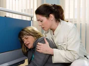 Ein Herzinfarkt war die Ursache f&uuml;r Marthas Sturz. Als sie bei der Entlassung einen Reinfarkt erleidet, legt ihr Dr. Elena Eichhorn eine Kur nahe. Doch ihr Nachbar Arne will nicht mehr den Erzieher f&uuml;r ihren neunj&auml;hrigen Sohn spielen.