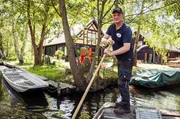 Der Mutschenhof im Spreewalddorf Lehde wird bereits in f&uuml;nfter Generation von der Familie Kilka bewirtschaftet. Seit 2009 f&uuml;hrt Sebastian Kilka den Hof mit viel Leidenschaft. Und auf dem M&uuml;ggelsee liegt viel Arbeit vor Andreas Thamm und seiner Tochter Maria. Sie ist eine der j&uuml;ngsten Fischerinnen &uuml;berhaupt und die einzige in Berlin. Bald soll sie den Betrieb ganz &uuml;bernehmen. - Die K&uuml;he von Spreewaldbauer Kilka m&uuml;ssen auf die Weide.