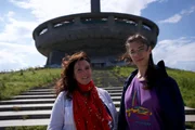 Bettany Hughes und die Architektin Dora Ivanova vor dem Busludscha-Denkmal.