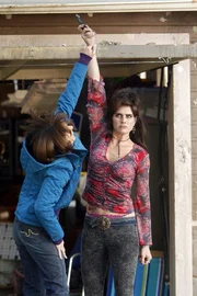 Als Frankie (Patricia Heaton, l.) ihre schreckliche Nachbarin Rita (Brooke Shields, r.) zur Rede stellt, endet das in einem ungem&uuml;tlichen Streit zwischen den beiden Frauen ...