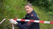 Polizist Peter Kerschbaumer (Hanspeter M&uuml;ller-Drossaart) am Tatort zwischen den Reben.