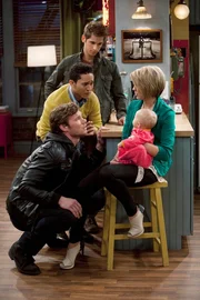 Ein Baby - viele Probleme: Ben (Jean-Luc Bilodeau, M.), Danny (Derek Theler, l.), Tucker (Tahj Mowry, 2.v.l.), Riley (Chelsea Kane, r.) und Emma (Ali Louise und Susanne Allan Hartman, 2.v.r.) ...