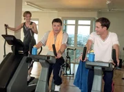 V.l.n.r.: Kathrin Globisch (Andrea K. Loewig), Roland Heilmann (Thomas R&uuml;hmann) und Achim Kreutzer (Holger Daemgen) beim Fitness-Training.