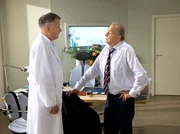 Dr. Roland Heilmann (Thomas R&uuml;hmann, li.) hat ein Angebot bekommen, die Leitung einer Rostocker Klinik zu &uuml;bernehmen. Als er dies seinem engen Vertrauten und ehemalige Chef Prof. Simoni (Dieter Bellmann, re.) berichtet, hat dieser f&uuml;r Roland Verst&auml;ndnis - egal, wie seine Entscheidung ausf&auml;llt.