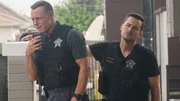 Hank Voight (Jason Beghe, l.) und Jay Halstead (Jesse Lee Soffer, r.)