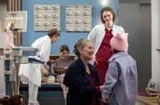Ober&auml;rztin Dr. Elly Winter (Juliane Fisch, h.) ist zufrieden, als Michaela Tal (Elisabeth Niederer, v.M.) ihre Enkeltochter Maxine abholt.