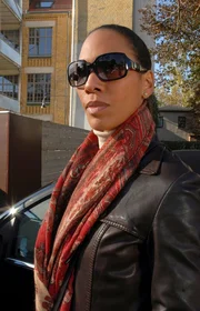 Anna M&ouml;ller (Barbara Becker) auf dem Weg ins B&uuml;ro von Klaus Mertens.