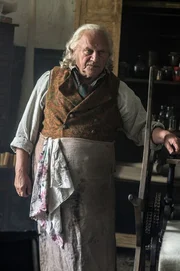 In den einleitenden Szenen der Folge entdeckt Marlott an der Wasserlinie eine Leiche eines Kindes bzw. eine zusammengesetzte Leiche aus K&ouml;rperteilen, die einen nachhaltigen Eindruck hinterl&auml;sst.