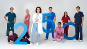Jubil&auml;um: Die jungen &Auml;rzte feiern am 29. April die 250. Folge. Ihre Ausbilderin Dr. Leyla Sherbaz und Ben Ahlbeck fiebern einem gro&szlig;en Moment entgegen. Im Bild v.l.n.r. Mikko Rantala (Luan Gummich), Dr. Theresa Koschka (Katharina Nesytowa, vorne sitzend), Julia Berger (Mirka Pigulla), Dr. Leyla Sherbaz (Sanam Afrashteh), Ben Ahlbeck (Philipp Danne), Dr. Emma Jahn (Elisa Agbaglah, vorne sitzend), Rebecca Krieger (Milena Straube), Dr. Elias B&auml;hr (Stefan Ruppe)