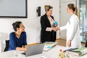 F&uuml;r Dr. Leyla Sherbaz (Sanam Afrashteh, l.) und Dr. Julia Berger (Mirka Pigulla, r.) steht die erste Feuerprobe als F&uuml;hrungs-Duo an: eine Sitzung mit dem Aufsichtsrat des Klinikverbunds! Dazu begr&uuml;&szlig;t Dr. Berger die vorab angereiste Sarah Marquardt (Alexa Maria Surholt, M.).