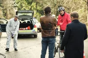 Da Dr. Vogt (J&uuml;rgen Hartmann, 2.v.re.) auf seiner morgendlichen Rennradrunde am Unfallort vorbeikam, kann er Sebastian Bootz (Felix Klare, 2.v.l.) und Thorsten Lannert (Richy M&uuml;ller, re.) den Fall vorstellen.
