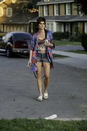 Sie verbreitet Schrecken in der Nachbarschaft - und das nicht nur wegen ihres trashigen Outfits: Rita (Brooke Shields) ...