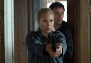 Maria Wern (Eva Röse) und ihr Kollege Arvidsson (Peter Perski) stürmen die Wohnung einer Verdächtigen. Maria Wern (Eva Röse) und ihr Kollege Arvidsson (Peter Perski) stürmen die Wohnung einer Verdächtigen.