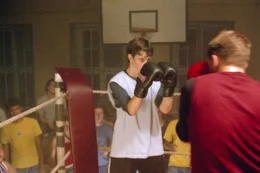 Weil der allm&auml;chtige Herrscher des Internats, Rinker (Philip Richiert, r.), in Frankie/Luca (Jana Straulino, l.) Konkurrenz wittert, fordert er ihn/sie heraus. Es kommt zu einem gnadenlosen Boxduell ...