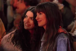 L-R: Izzy (Ella Rubin) und Sol&egrave;ne (Anne Hathaway)