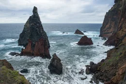 Die Nordk&uuml;ste Madeiras ist von schroffen Felsen gepr&auml;gt, die viele Bereiche der K&uuml;ste unzug&auml;nglich machen.