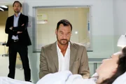 Richard (Silvan-Pierre Leirich, M.) verspricht Simone (Tatjana Clasing), die nach ihrem Schw&auml;cheanfall unter Aufsicht von Erik (Alexander W&uuml;st) im Krankenhaus liegt, sie nicht im Stich zu lassen.