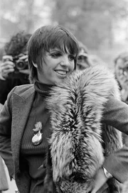 Schauspielerin und S&auml;ngerin Liza Minnelli vor dem Dorchester Hotel am Londoner Hyde Park im Jahr 1973