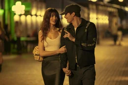 Sol&egrave;ne (Anne Hathaway, l.); Hayes (Nicholas Galitzine, r.)