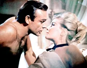 James (Sean Connery) festigt die amerikanisch-russische Beziehung, indem er sich der sch&ouml;nen Genossin Tatiana (Daniela Bianchi) widmet.