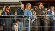 Mehmet (Kailas Mahadevan, li.), Mona (Nadeshda Brennicke) und Henry (Oliver Mommsen, 2. v. re.) beobachten gespannt das Trabrennen.