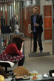 Um im Team von House (Hugh Laurie, r.) zu bleiben, m&uuml;ssen manchmal die Regeln gebrochen werden. Eine Tatsache, mit der sich Masters (Amber Tamblyn, l.) nicht anfreunden kann ...