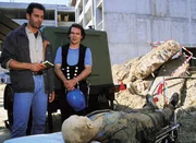 Bauunternehmer Kretschmar ist in einer mit Wasser vollgelaufenen Baugrube ertr&auml;nkt worden. Kriminalkommissar Eschenbach (Matthias Bullach) verh&ouml;rt den Polier Frank Weber (Peter von Strombeck).