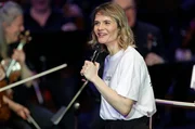 Was haben die Beach Boys, Adele und Die Simpsons gemeinsam? Hazel Brugger verr&auml;t es Ihnen - und bringt gemeinsam mit dem WDR Funkhausorchester die K&ouml;lner Philharmonie mit ihrem ganz pers&ouml;nlichen Mixtape in Stimmung. Die Playlist der Comedienne, Slam-Poetin und Moderatorin ist ein echter Gute-Laune-Mix: Schnell, beatlastig und rhythmisch schmei&szlig;t sie uns vom Club in die aktuellen Charts bis zur&uuml;ck ins Jugendzimmer der 1990er-Jahre. - Hazel Brugger