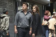 Gerade noch rechtzeitig sehen Richard Castle (Nathan Fillion, l.) und Kate Beckett (Stana Katic, r.), wie der Verd&auml;chtige versucht, sich aus dem Staub zu machen. Werden sie ihn fassen k&ouml;nnen?