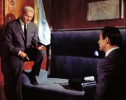 Kann James Bond (Sean Connery, r.) Donald "Red" Grant (Robert Shaw, l.) noch entkommen?