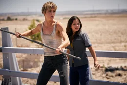 Grace (Mackenzie Davis, l.); Dani Ramos (Natalia Reyes, r.)