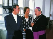 Oberstaatsanwalt Lotze (Henry van Lyck) und Staatsanwältin Glaser (Britta Schmeling) erhoffen sich Informationen von Bischof Clemens (Peter Schiff) zu dem Tod des Bauunternehmers Kretschmar, dem ein Millionenbauprojekt der Kirche zugeteilt war. Oberstaatsanwalt Lotze (Henry van Lyck) und Staatsanwältin Glaser (Britta Schmeling) erhoffen sich Informationen von Bischof Clemens (Peter Schiff) zu dem Tod des Bauunternehmers Kretschmar, dem ein Millionenbauprojekt der Kirche zugeteilt war.