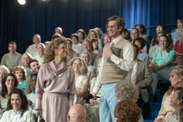 Jessica Chastain (Tammy Faye Bakker), Andrew Garfield (Jim Bakker).